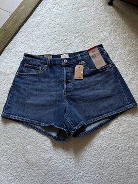 NWT Levi's 501 Mid Rise Curve Women’s Denim Shorts Size 32